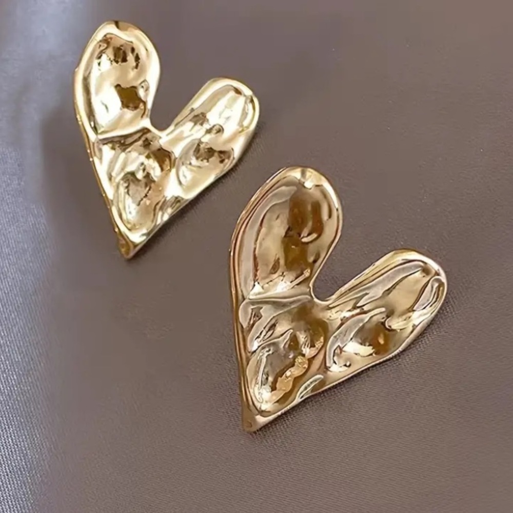 NWT 14k plated Heart shaped hammered golden earrings